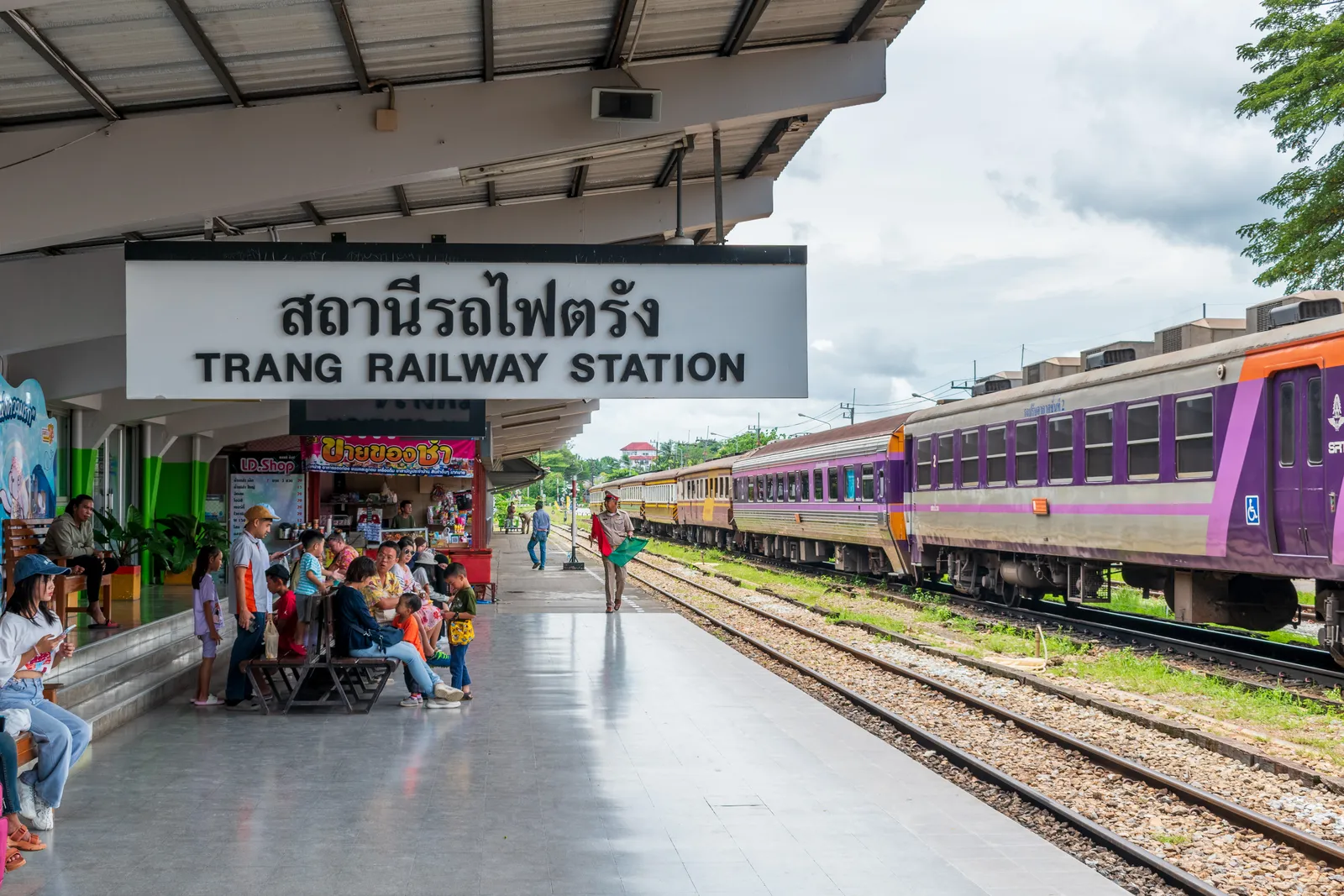 La stazione ferroviaria di Trang Stazione ferroviaria di Trang nel sud della Thailandia con treno in sosta e viaggiatori