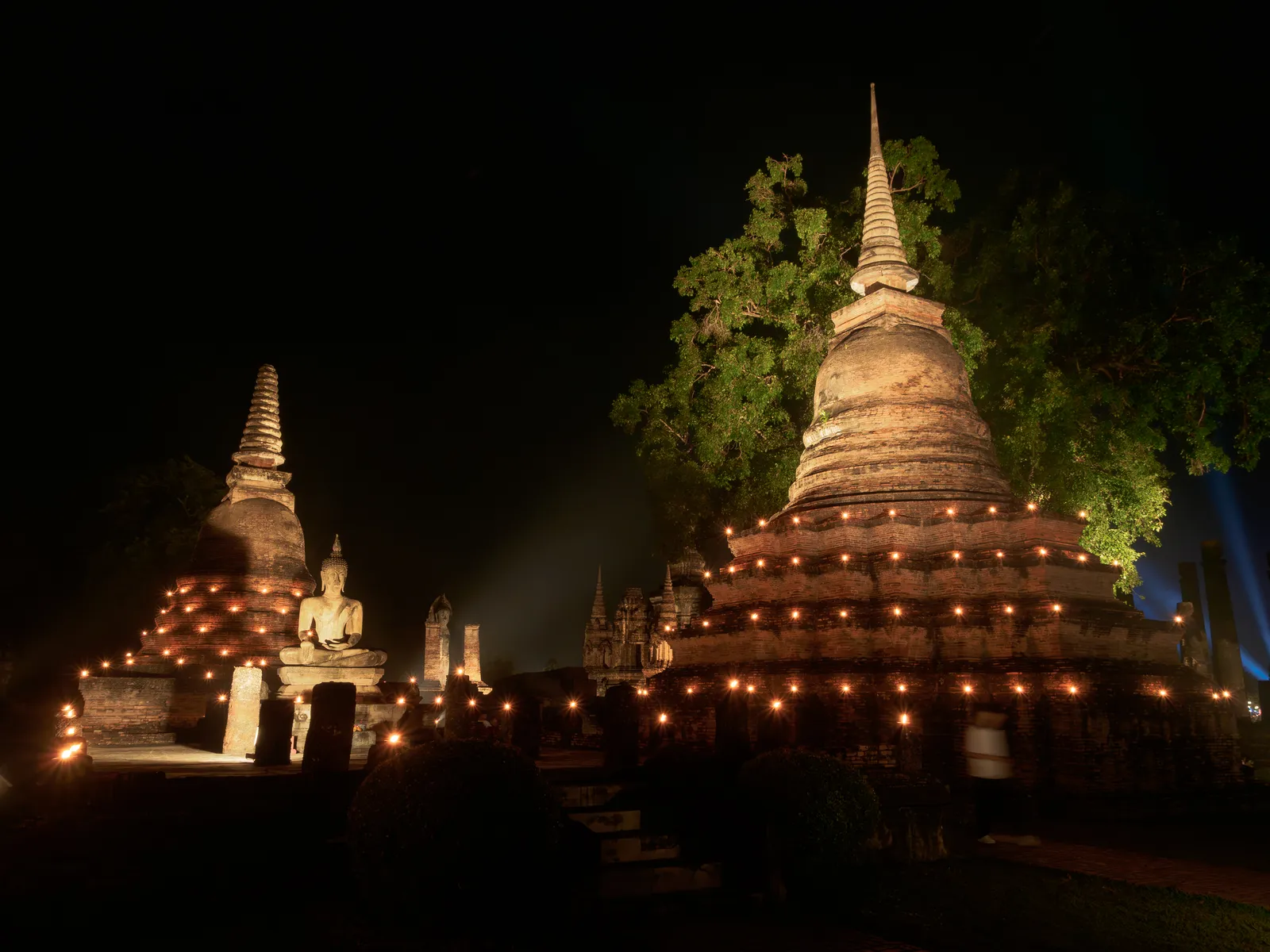 Candele sugli stupa del parco storico di Sukhothai Gli stupa del parco storico di Sukhothai illuminati da migliaia di candele durante il festival Loy Krathong in Thailandia