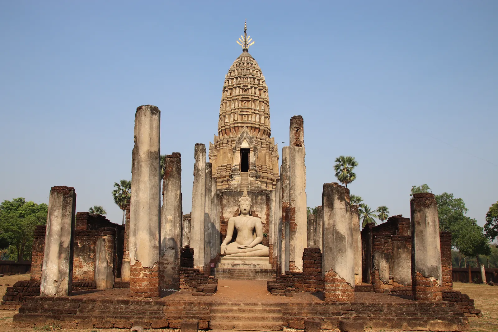 Il Wat Phra Si Rattana Mahathat con la sua torre in stile khmer sul fiume Yom nel Parco Storico di Si Satchanalai, Sukhothai, Thailandia