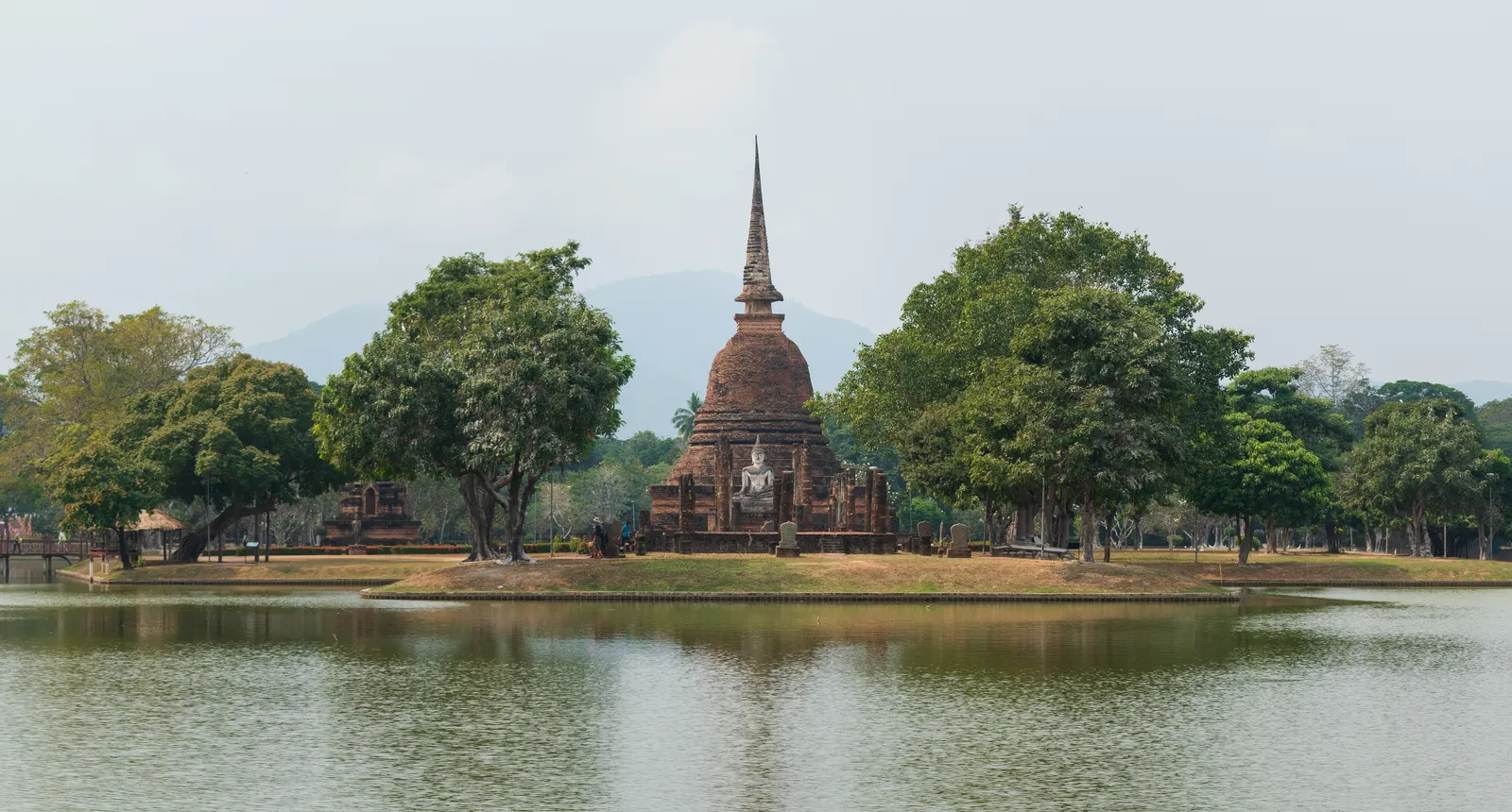 Il Wat Sa Si su un'isola al centro dello stagno di fiori di loto nella zona centrale del Parco Storico di Sukhothai in Thailandia