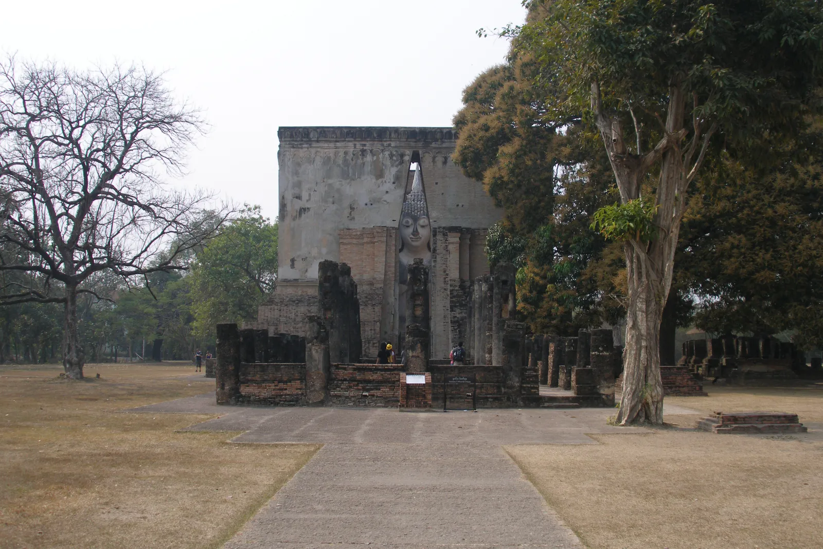 Il Buddha gigante Phra Achana del Wat Si Chum che affaccia dall'apertura del suo edificio nella zona nord del Parco Storico di Sukhothai in Thailandia