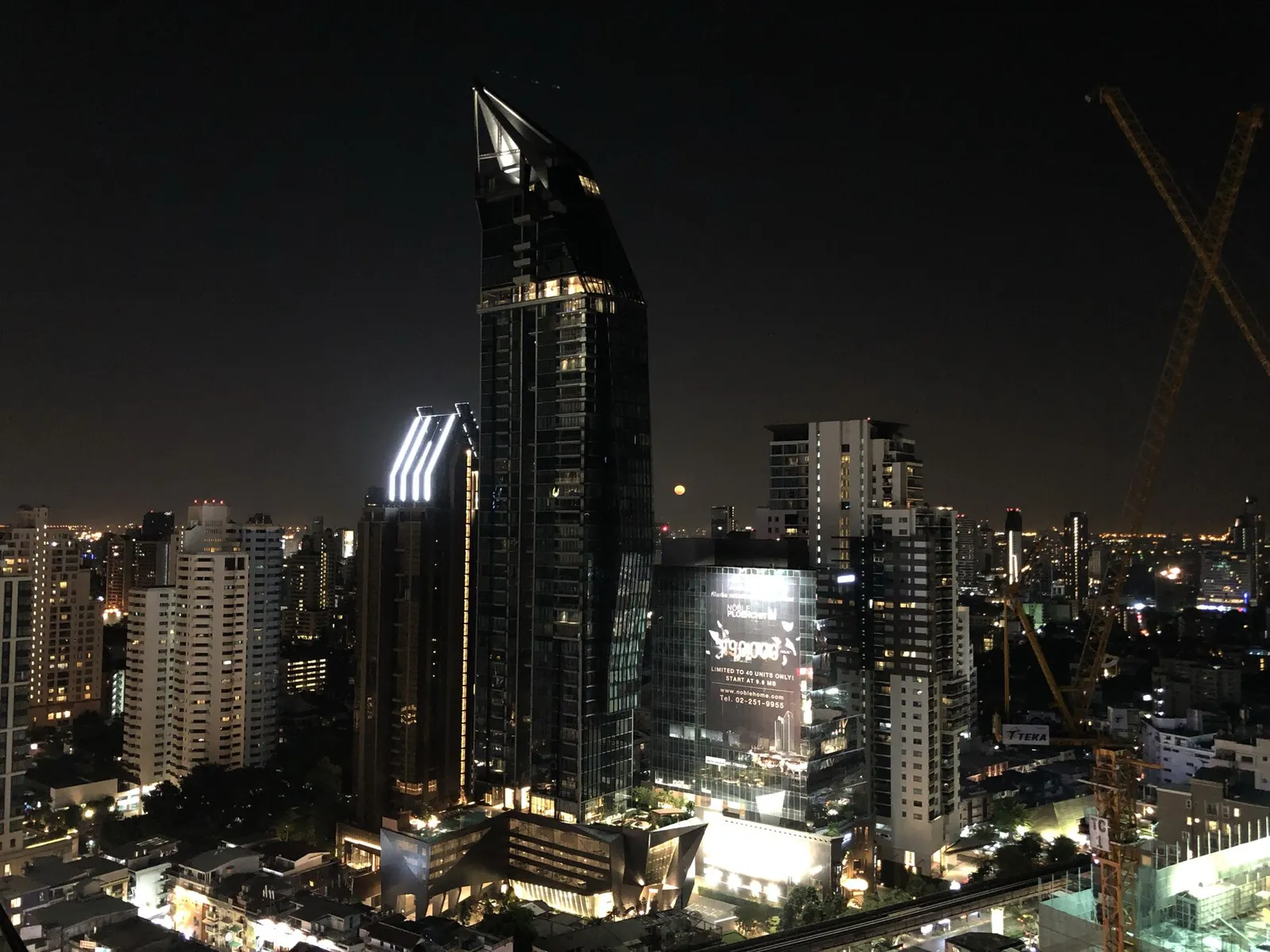 Sukhumvit di notte I grattacieli di Sukhumvit a Bangkok illuminati di notte