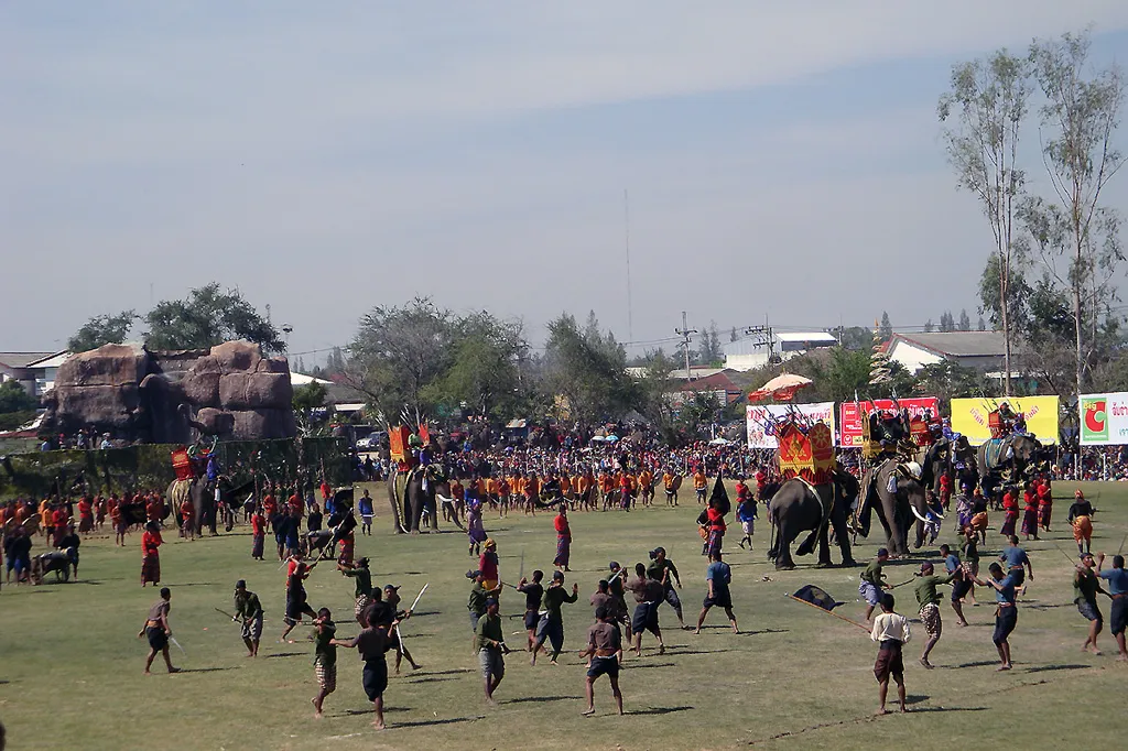 La rievocazione storica del grande spettacolo di Surin Rievocazione storica con decine di performer e elefanti nel campo dello Si Narong Stadium durante il Surin Elephant Round-up