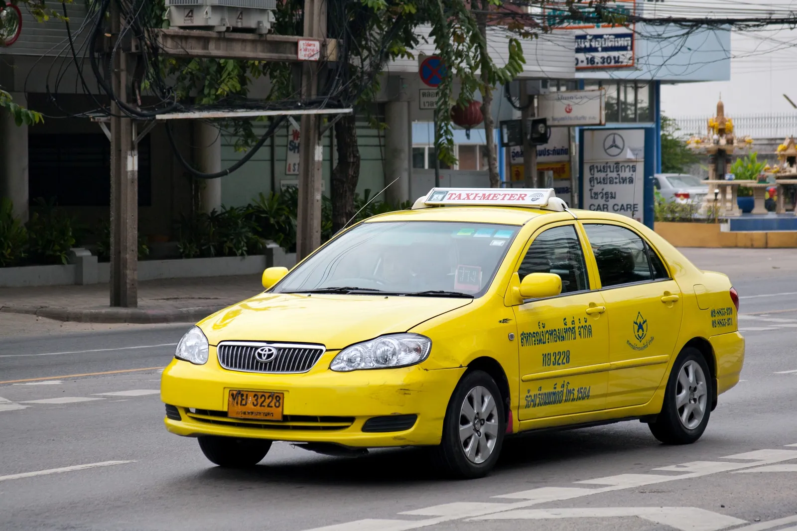 Tassametro acceso all'interno di un taxi di Bangkok, il riferimento per pagare la corsa giusta
