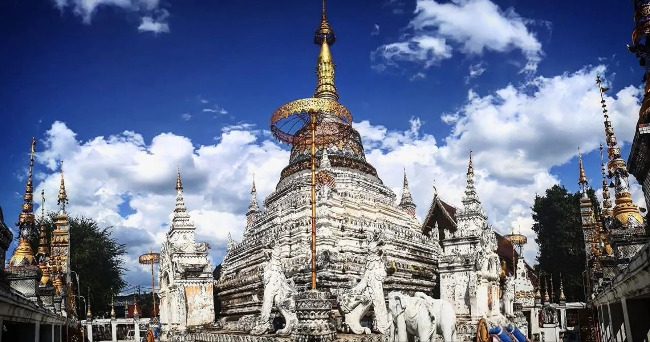 Tempio di Chiang Mai, stupa bianco con guglia dorata Stupa bianco con guglia dorata di un tempio di Chiang Mai