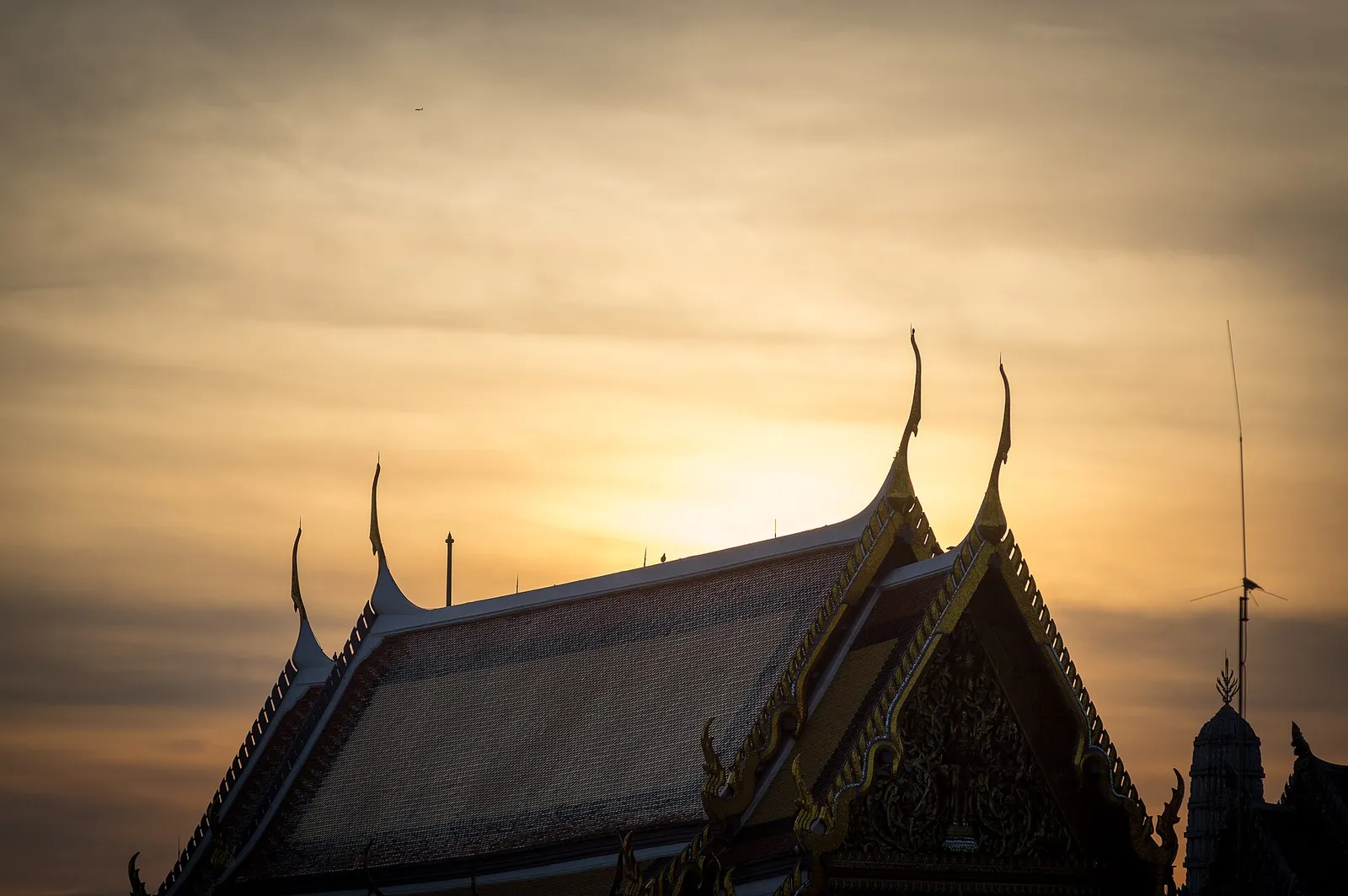 I tetti del Grande Palazzo Reale di Bangkok al tramonto