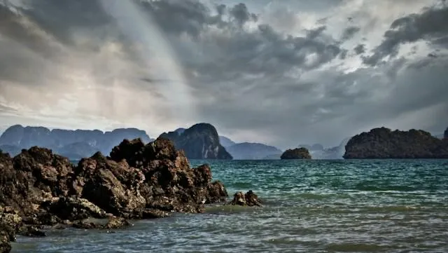 Mare e nuvole di monsone in Thailandia ad agosto Nuvole di monsone sul mare della Thailandia con scogliere rocciose in primo piano