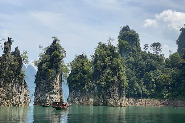 barca in navigazione nel lago Chaem Lan
