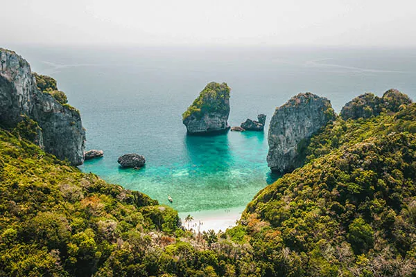 panorama di una baia nascosta a Phi Phi island