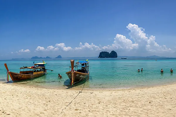 barche all'attracco sulla spiaggia di Koh Lanta