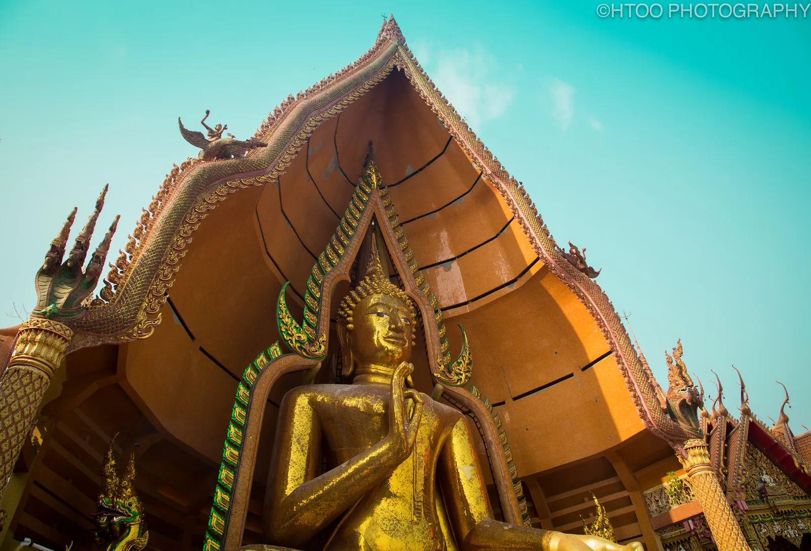 Il Tiger Cave (Wat Tham Suea) La grande statua dorata del Buddha del Tiger Cave (Wat Tham Suea) a Kanchanaburi in Thailandia, su una collina con vista sul fiume Kwai