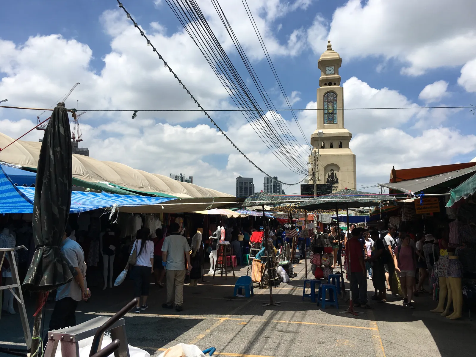 La torre dell'orologio di Chatuchak Torre dell'orologio al centro del mercato di Chatuchak a Bangkok, punto di riferimento per orientarsi tra i vicoli