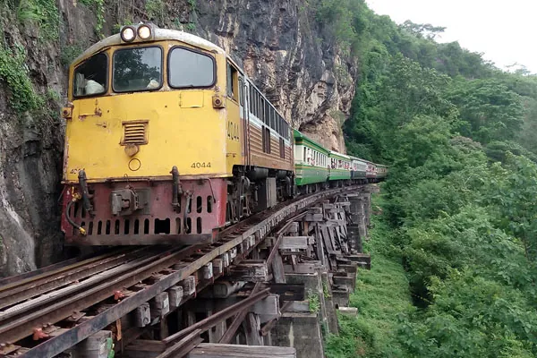 ferrovia sospesa sulle scogliere lungo il fiume kwai