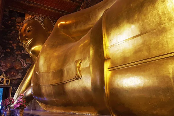 particolare del buddha sdraiato nel tempio Wat Pho