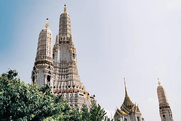 le alte guglie del tempio Wat Arun
