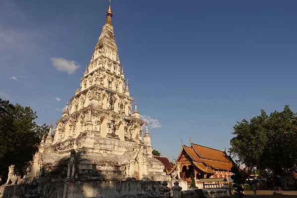 l'alto chedi del tempio Wat Chedi Liam