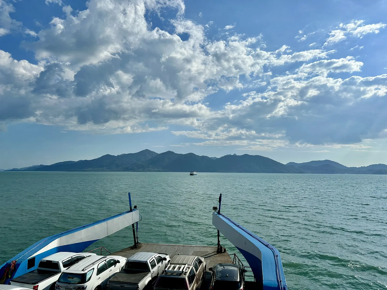 Traghetto per Koh Chang Traghetto che collega la costa di Trat all'isola di Koh Chang in Thailandia