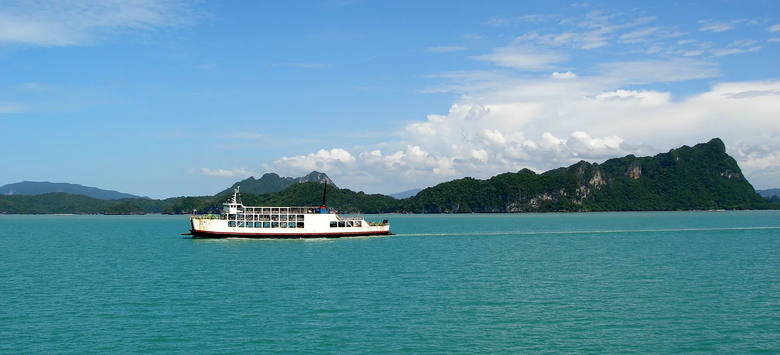 Traghetto diretto a Koh Samui nel Golfo della Thailandia