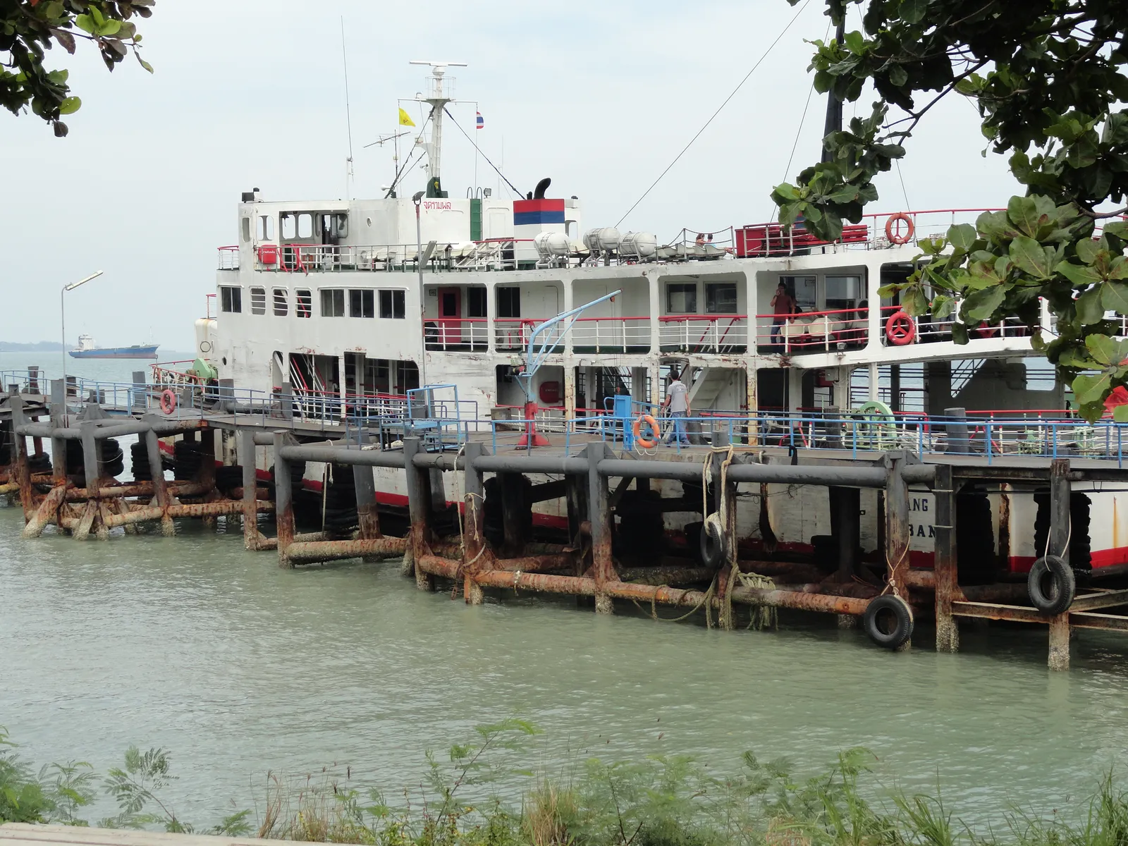 Traghetto Raja a Donsak Pier Raja Ferry attraccata al molo di Donsak, punto di partenza dei traghetti per Koh Samui nel Golfo della Thailandia