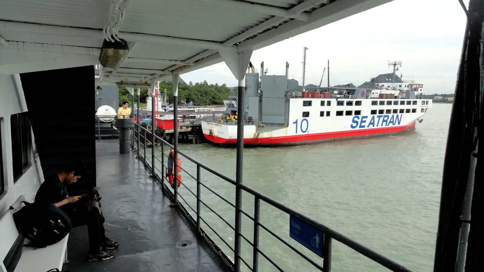 Traghetto Seatran attraccato al molo di Donsak, collegamento con Koh Samui