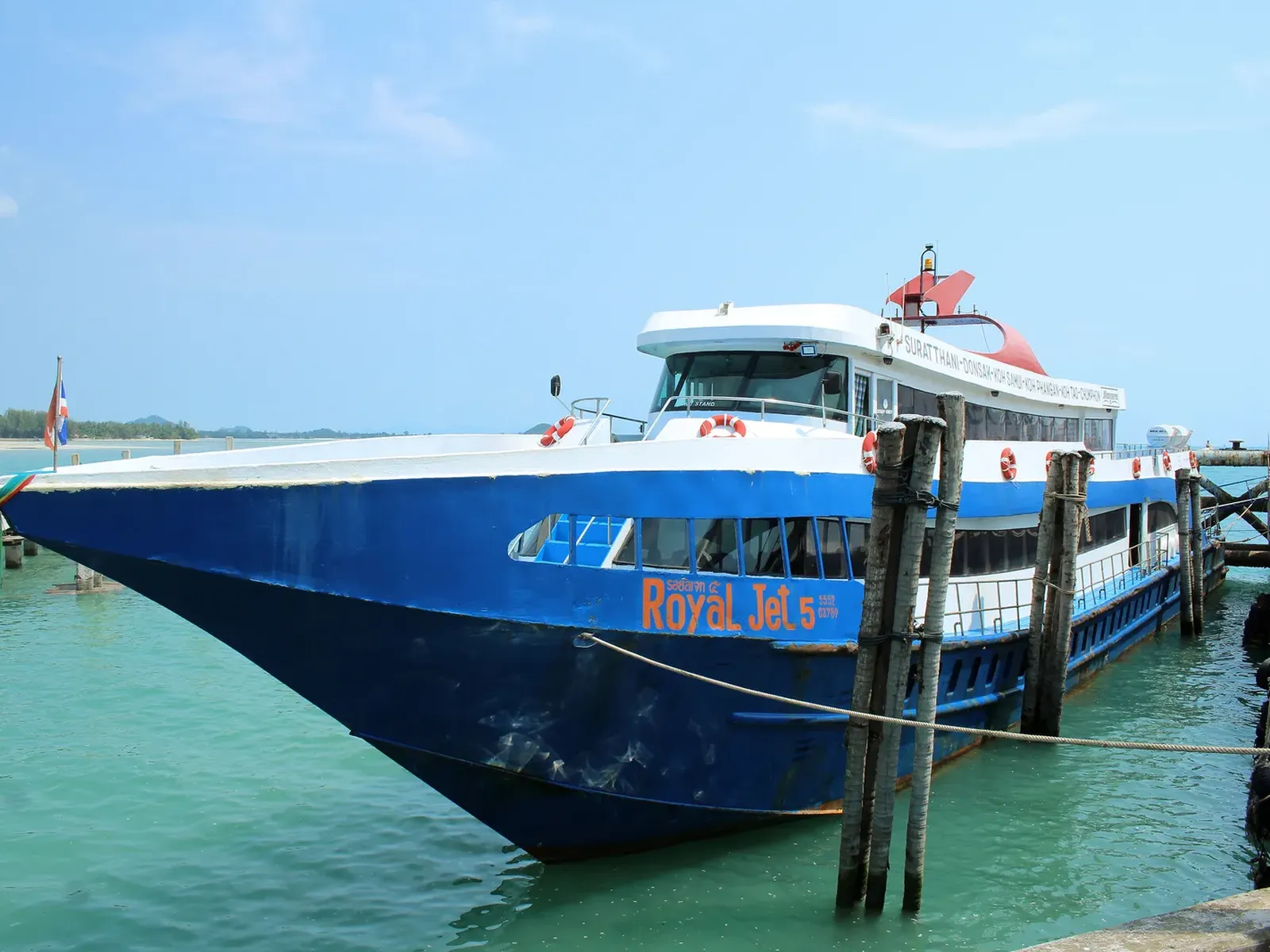 Traghetto Songserm nel Golfo Traghetto Songserm Royal Jet attraccato al molo, uno dei collegamenti marittimi tra le isole del Golfo della Thailandia