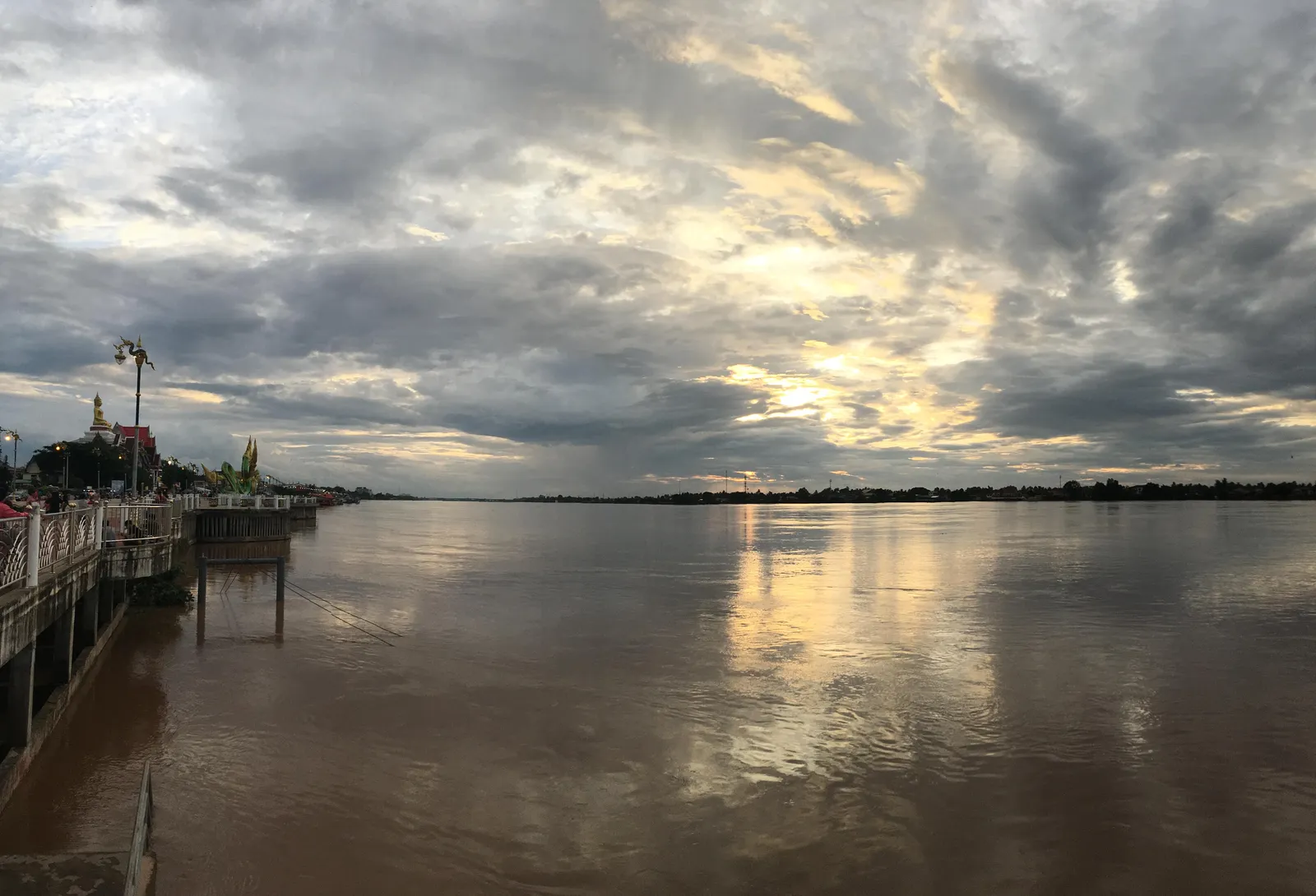 Il Mekong al tramonto a Nong Khai Il fiume Mekong al tramonto presso il lungofiume di Nong Khai, nel nord-est della Thailandia