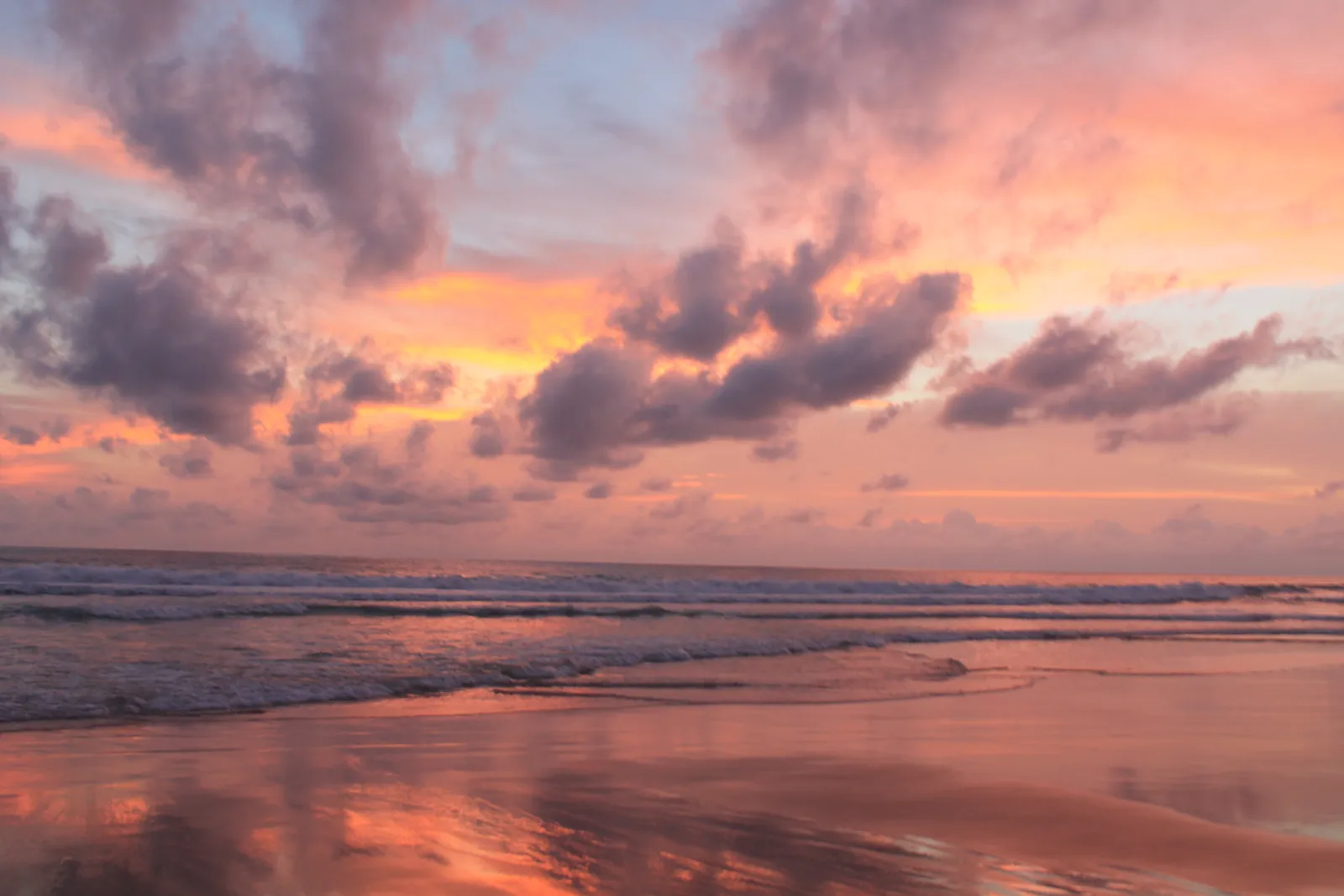 Tramonto a Karon Beach, Phuket Tramonto rosa e arancio sulla spiaggia di Karon a Phuket nella stagione calda