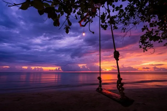 Tramonto sulla costa orientale della Thailandia Tramonto su una spiaggia della costa orientale della Thailandia