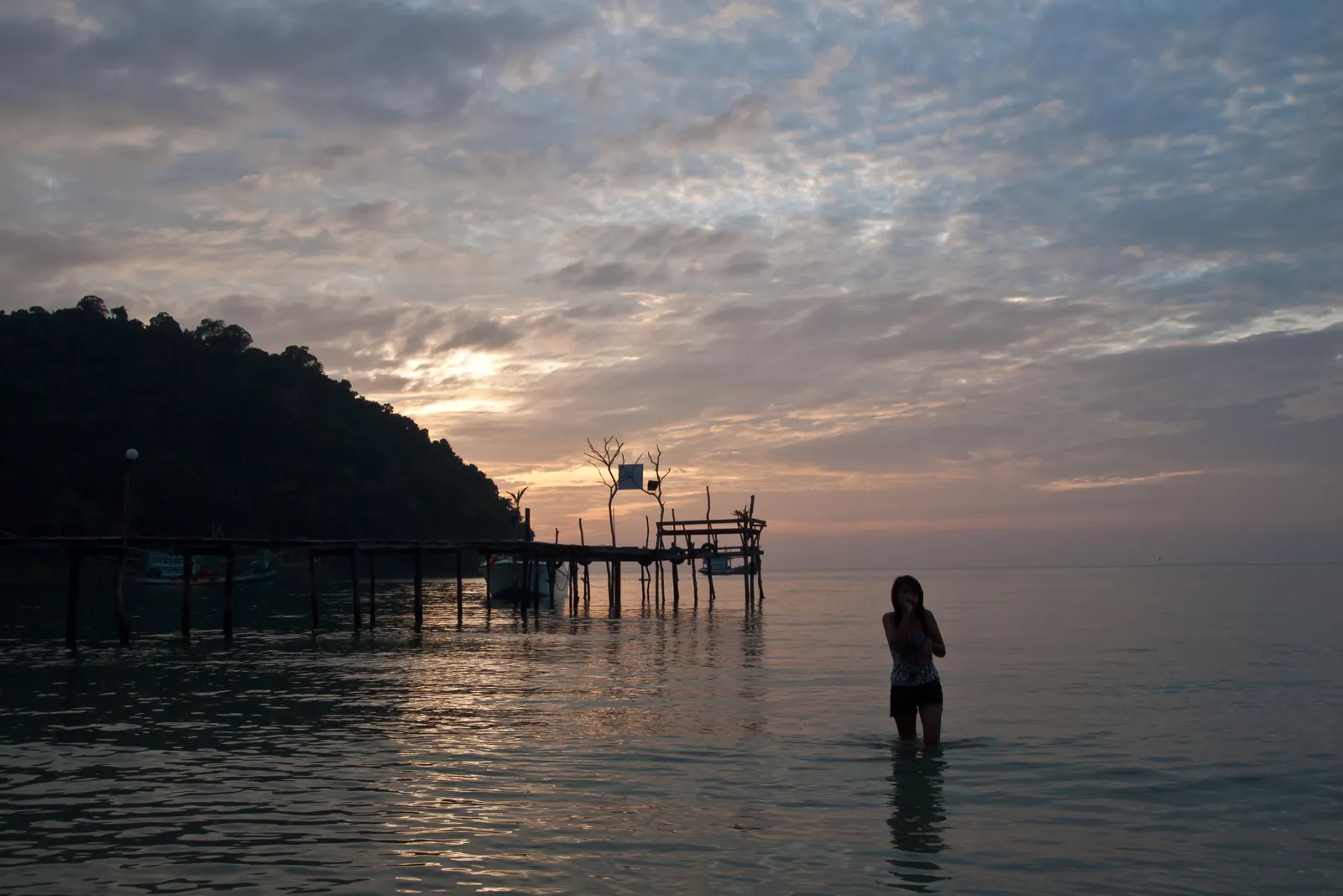 Tramonto a Koh Kood Tramonto sul mare di Koh Kood con pontile di legno nel Golfo del Siam, Thailandia