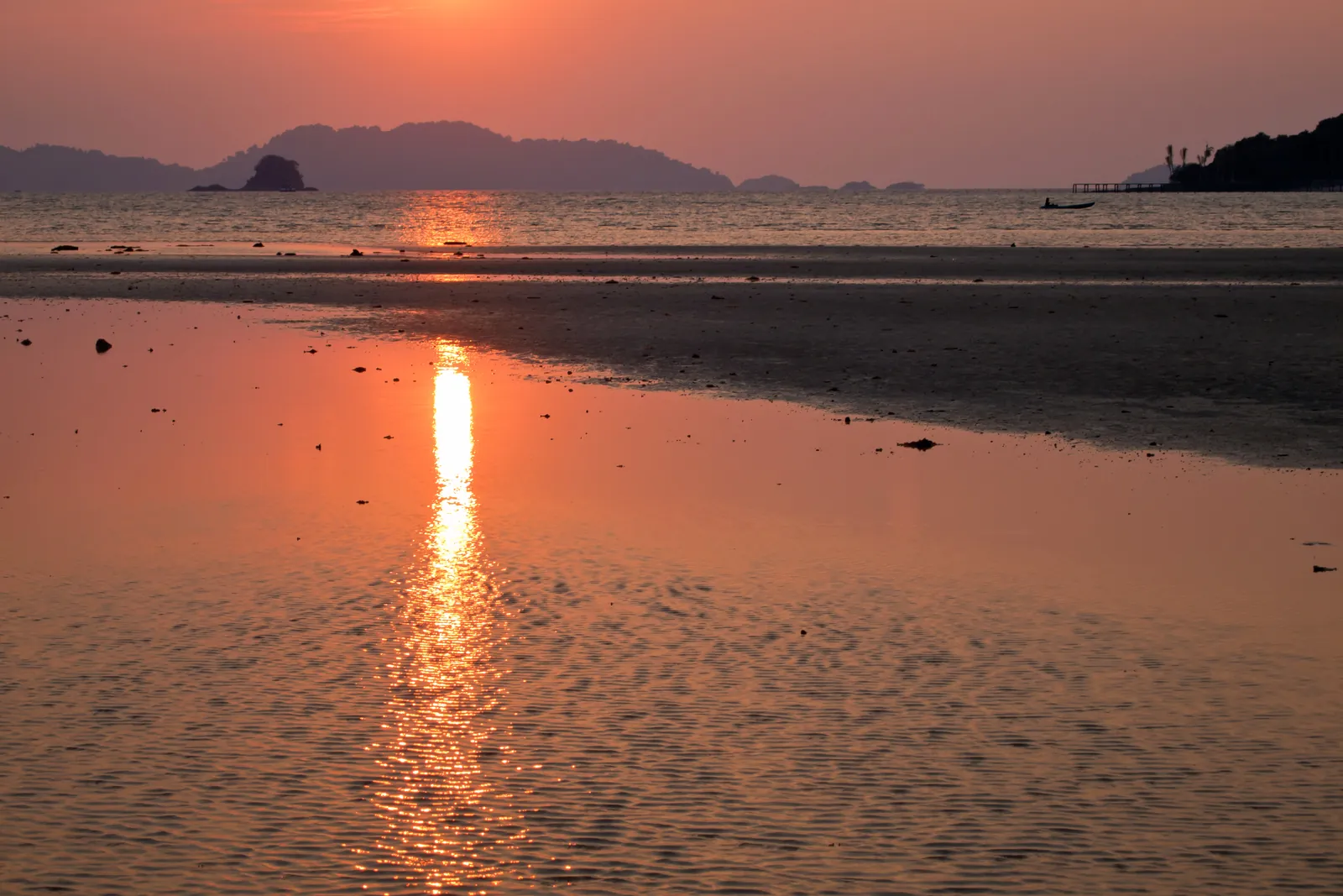 Tramonto a Koh Mak Tramonto rosso sulla spiaggia di Ao Suan Yai a Koh Mak, Golfo del Siam