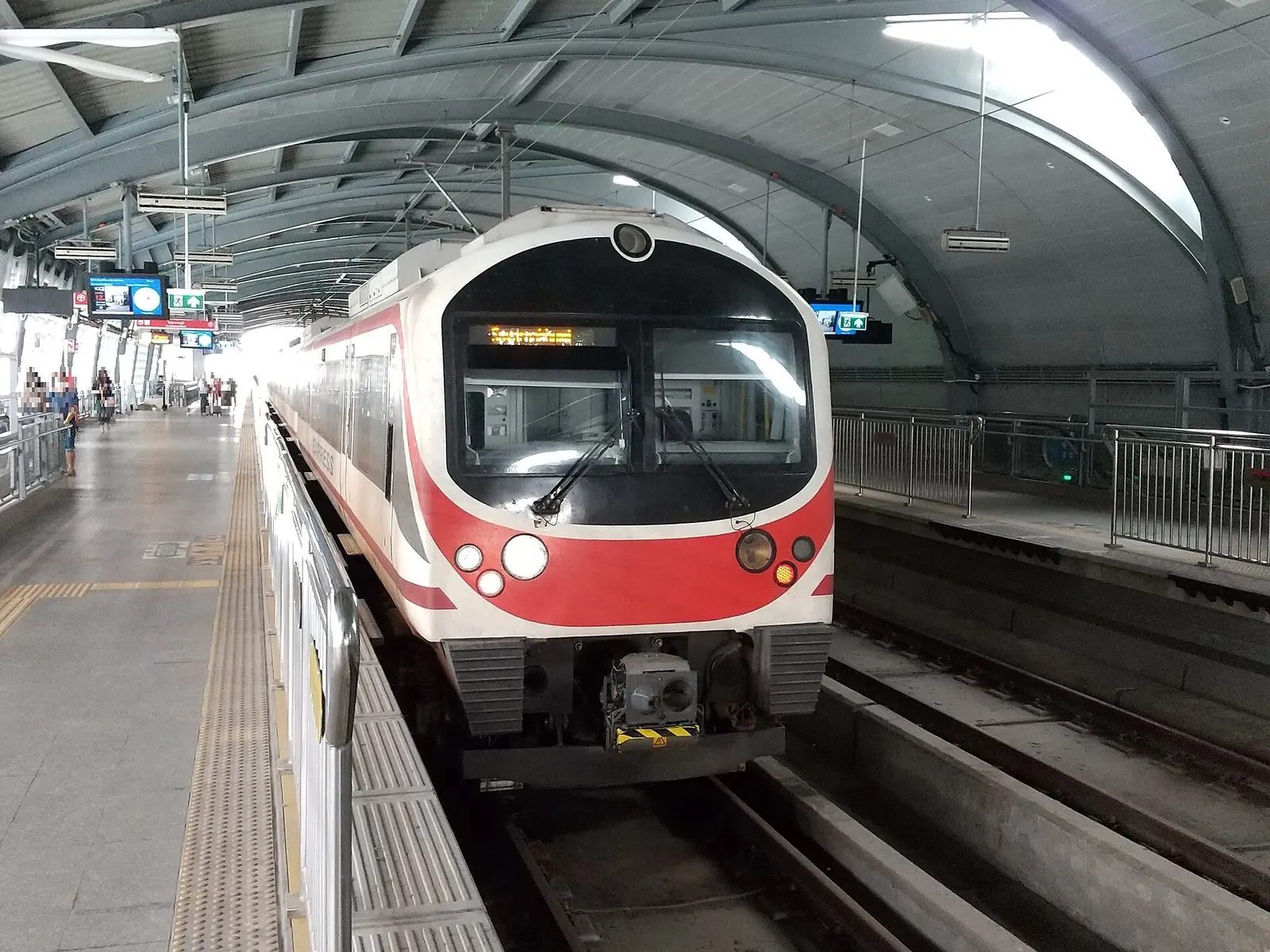 Treno Airport Rail Link a Phaya Thai Treno dell'Airport Rail Link alla stazione Phaya Thai di Bangkok, il collegamento ferroviario tra Suvarnabhumi e il centro