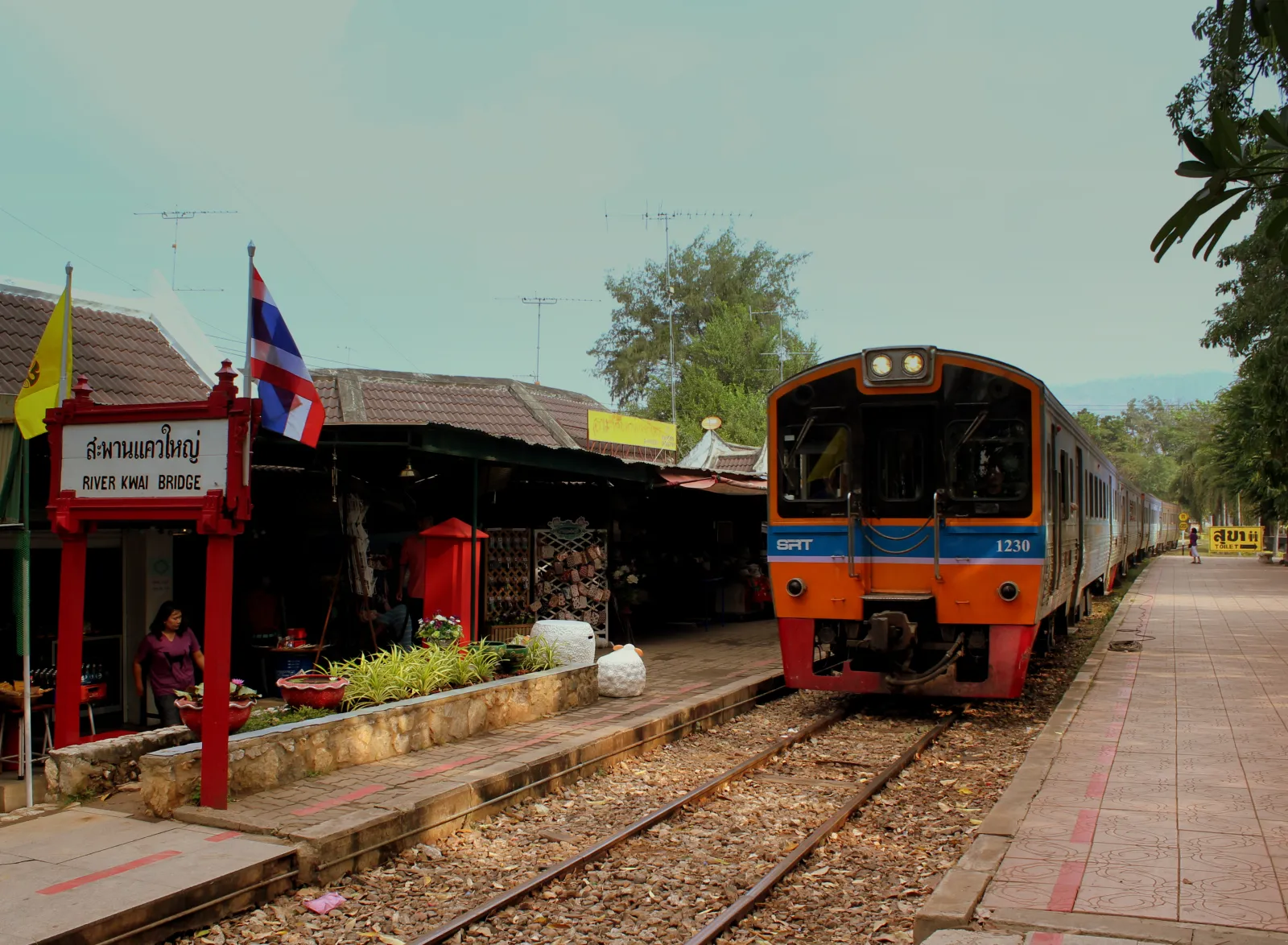 Il treno alla stazione River Kwai Bridge Treno della State Railway of Thailand fermo alla stazione di River Kwai Bridge a Kanchanaburi, in Thailandia