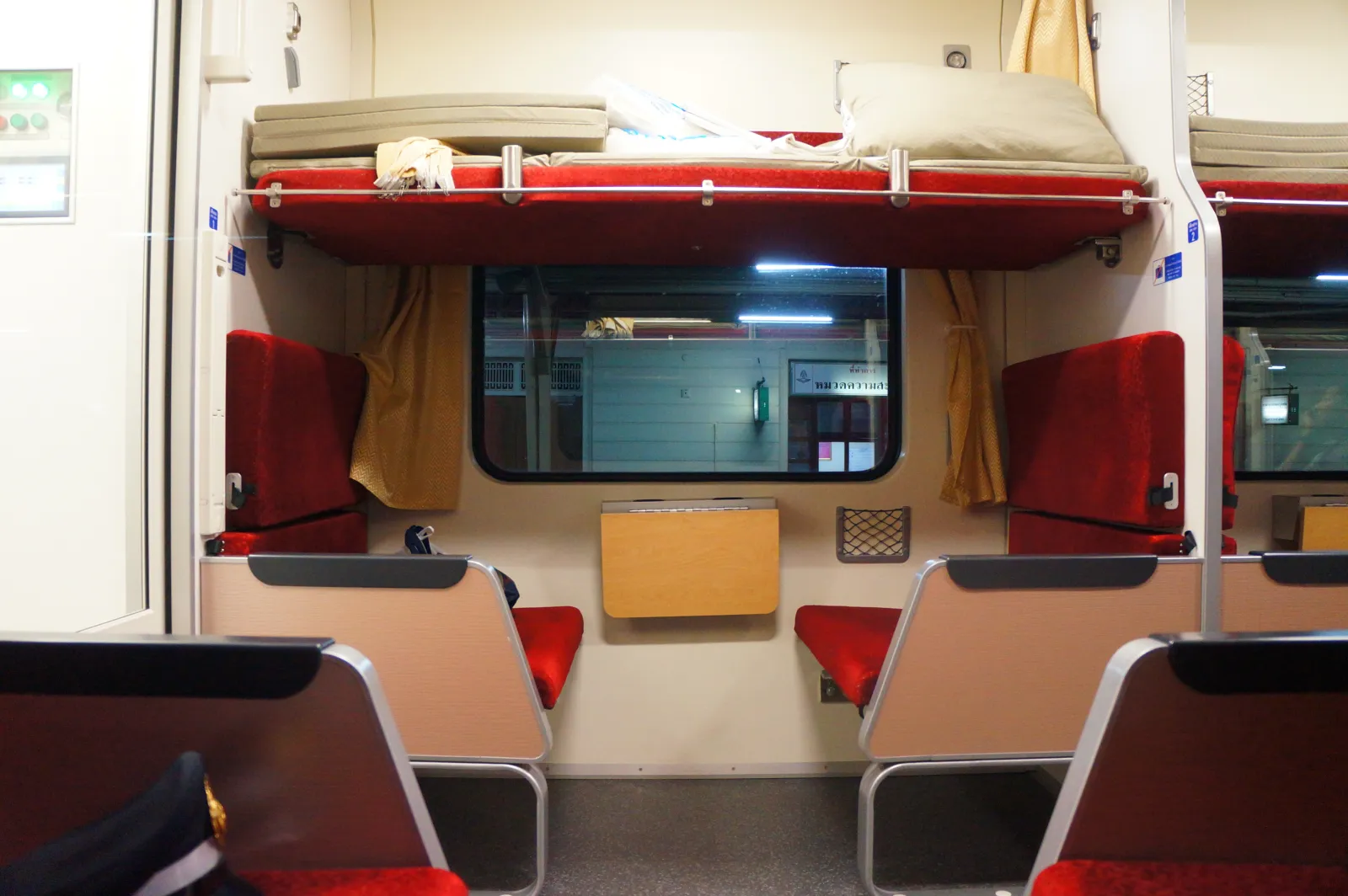 Cuccette di seconda classe con aria condizionata sul treno notturno thailandese per Surat Thani