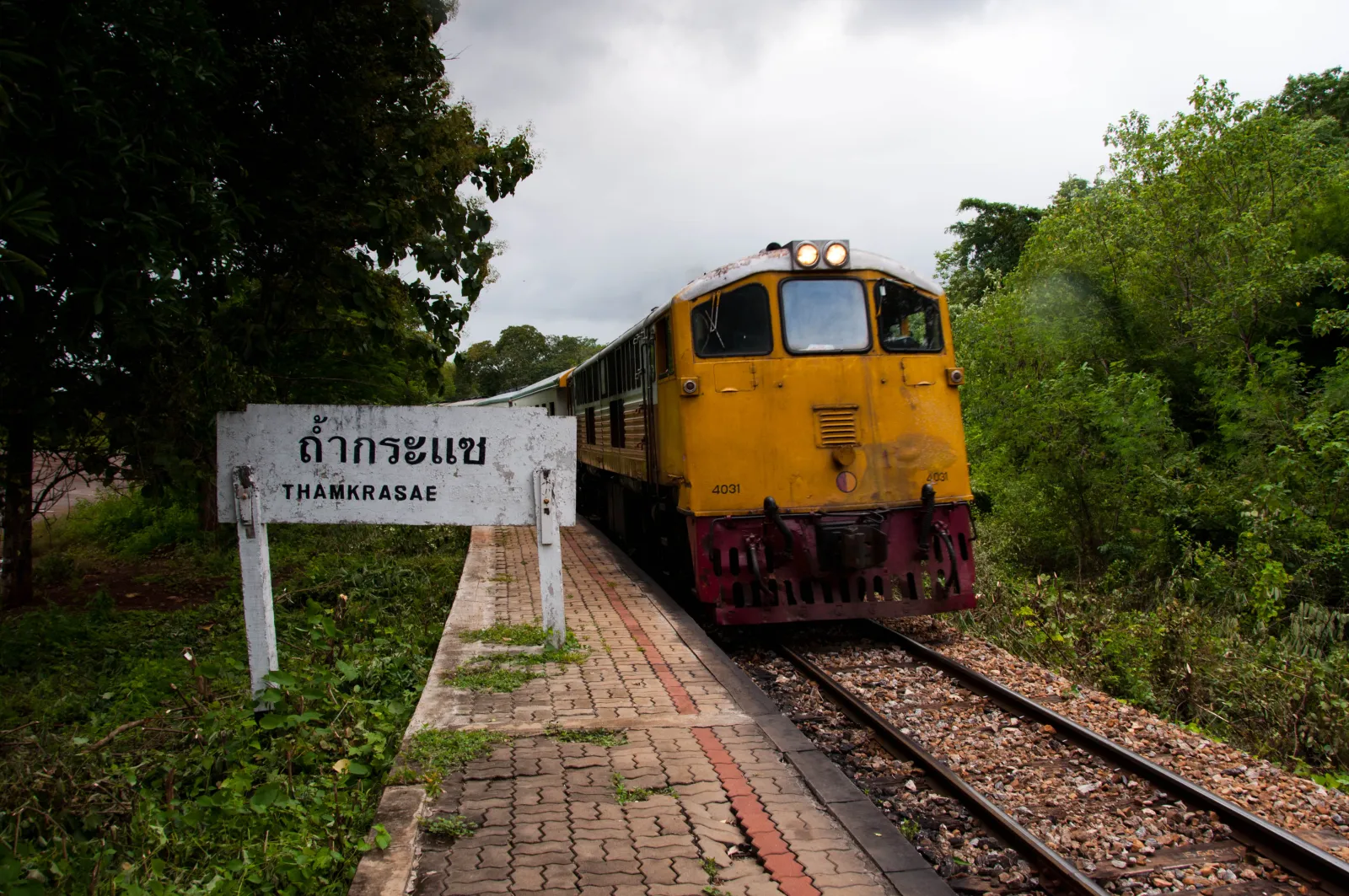 Il treno della Death Railway alla stazione di Tham Krasae Treno della Death Railway in arrivo alla stazione di Tham Krasae, sul viadotto di legno sopra il fiume Kwae Noi in Thailandia