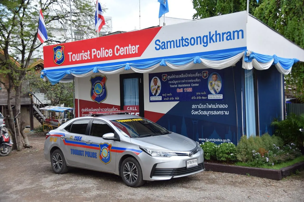 Tourist Police in Thailandia Veicolo della Tourist Police thailandese davanti al centro di assistenza turistica di Samutsongkhram, numero di emergenza 1155