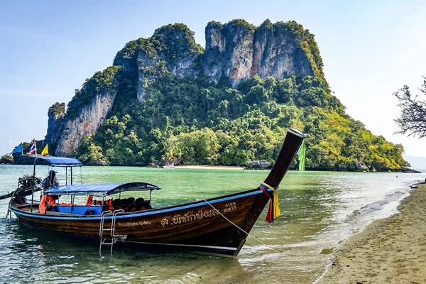 Barca locale attraccata in spiaggia a Krabi