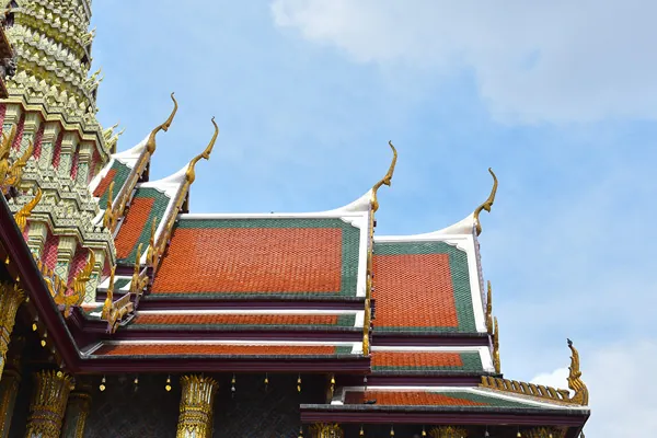 il caratteristico profilo dei tetti dei templi thailandesi