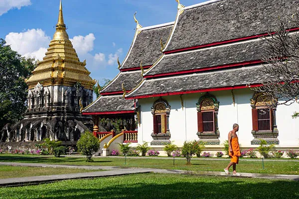 monaco a passeggio nel tempio Wat Chiang Man
