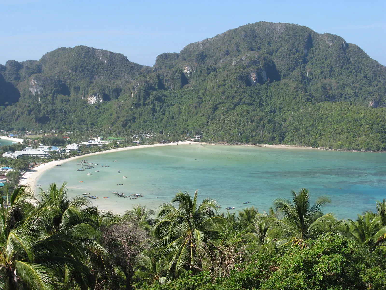 Viewpoint di Koh Phi Phi Panorama dalla cima del viewpoint di Koh Phi Phi Don, Thailandia, con la baia, la spiaggia e le barche viste dall'alto