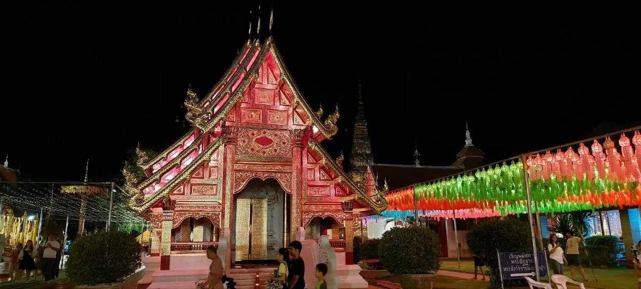 Il viharn di Wat Phra That Hariphunchai illuminato di notte Il viharn di Wat Phra That Hariphunchai a Lamphun illuminato di notte durante il Festival delle 100.000 Lanterne