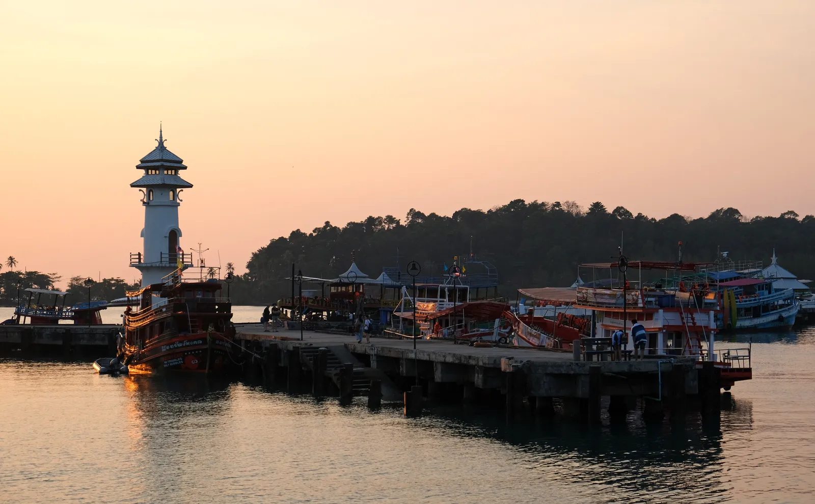 Il villaggio di Bang Bao Il villaggio di pescatori di Bang Bao su palafitte di legno a Koh Chang, Thailandia