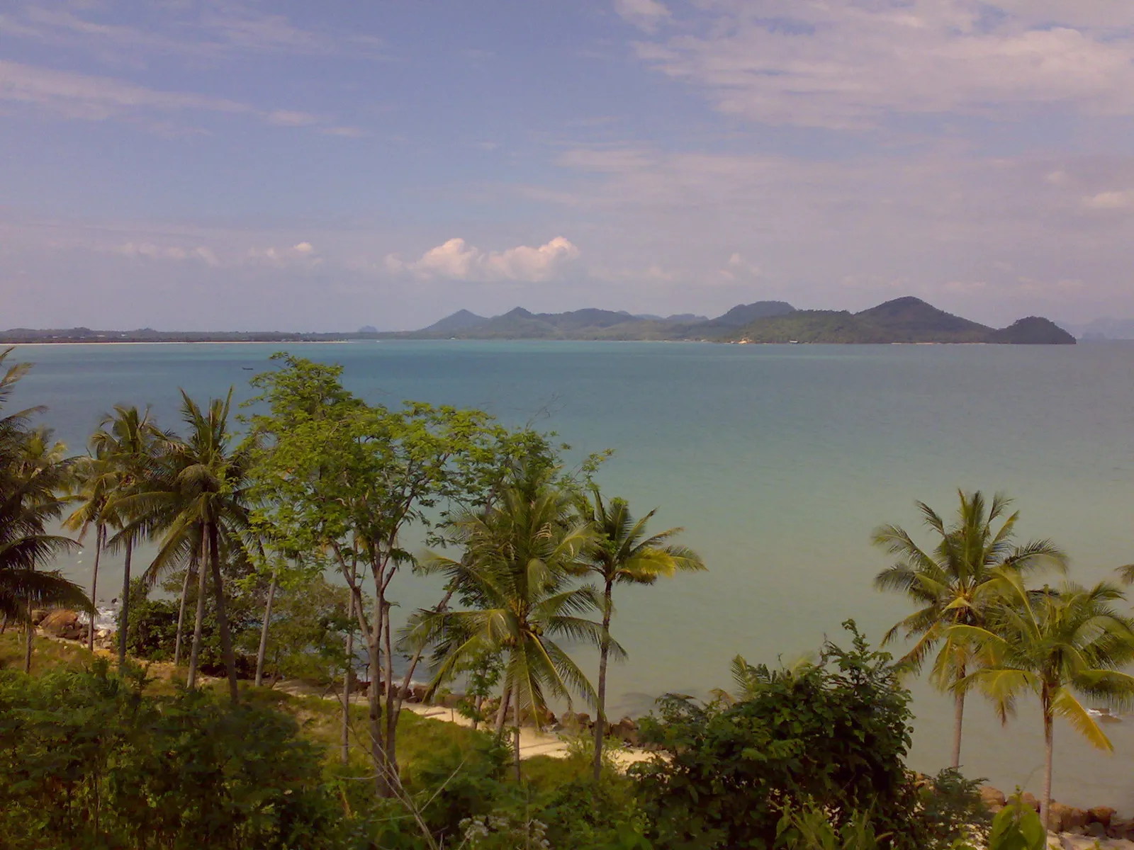 Vista dal mare di Koh Yao Yai verso Koh Yao Noi e le isole della baia di Phang Nga