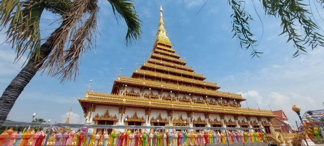 La pagoda bianca e dorata di nove piani del Wat Nong Wang, sul lago Bueng Kaen Nakhon a Khon Kaen, nel nord-est della Thailandia