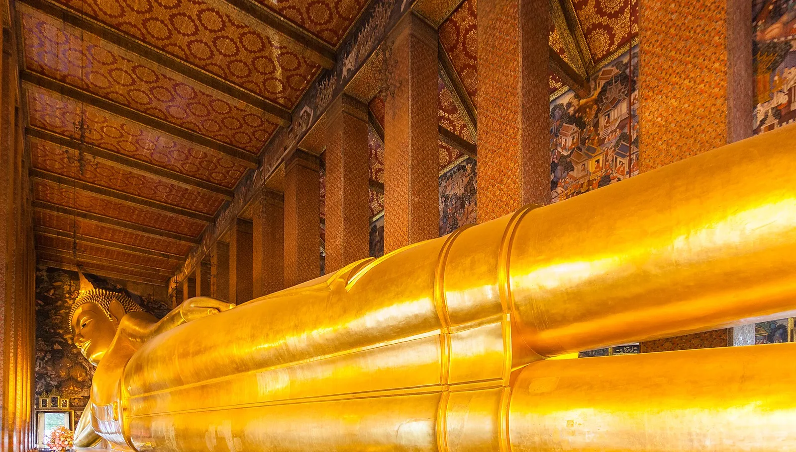 Il Buddha sdraiato del Wat Pho Il Buddha sdraiato dorato del Wat Pho a Bangkok in Thailandia, lungo 46 metri, all'interno della sala di preghiera