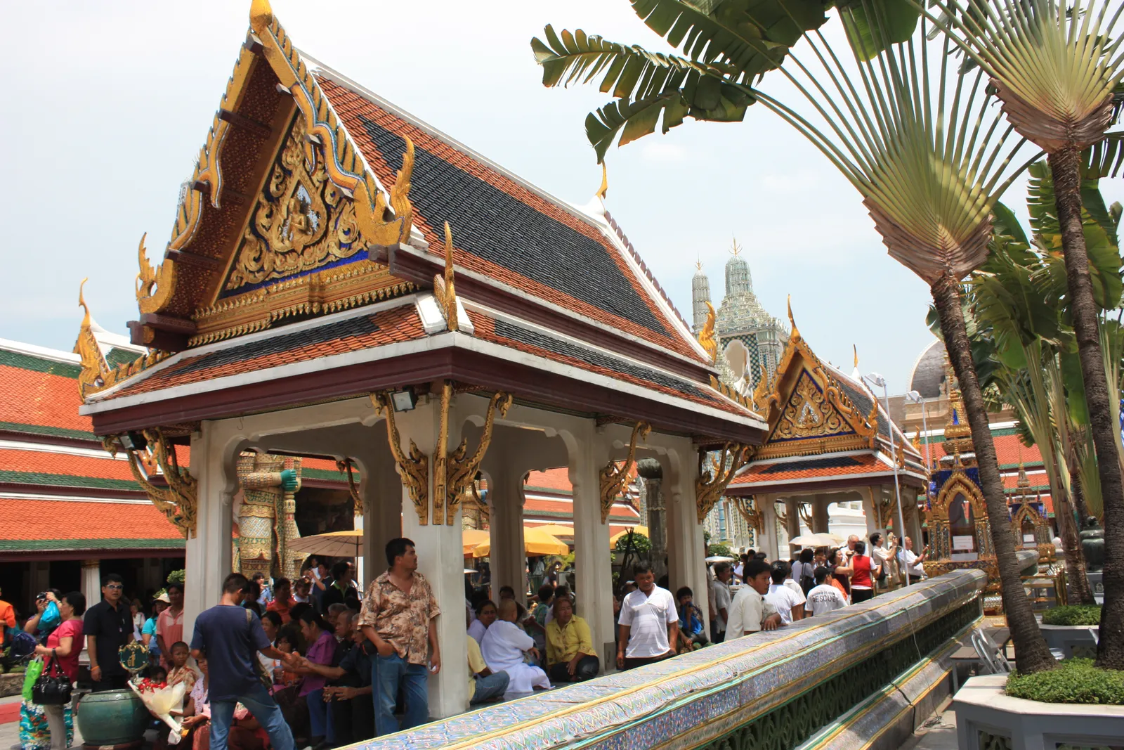 Visitatori al complesso del Wat Phra Kaew a Bangkok, il tempio buddista più visitato della Thailandia