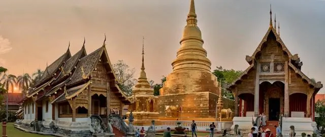 Il Wat Phra Singh a Chiang Mai Il chedi dorato del Wat Phra Singh a Chiang Mai al tramonto, tra i templi in legno dell'Old Town