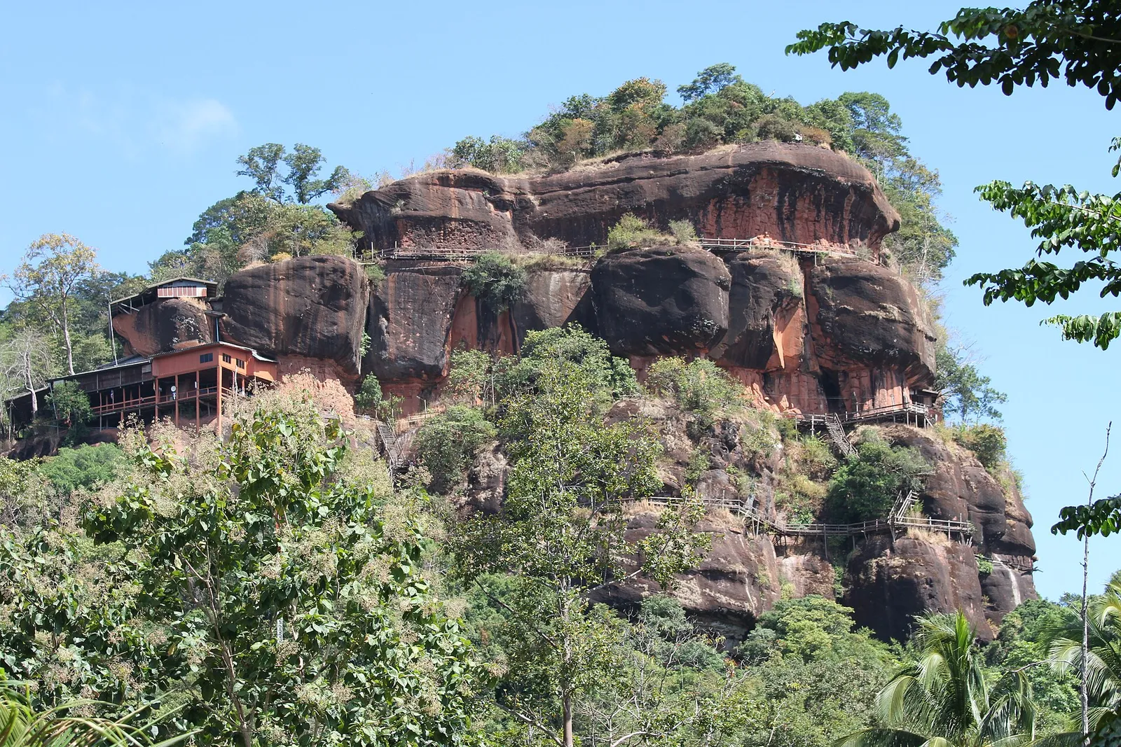 Il pilastro di arenaria di Wat Phu Tok, con le passerelle di legno che salgono ai sette livelli del tempio, nella provincia di Bueng Kan