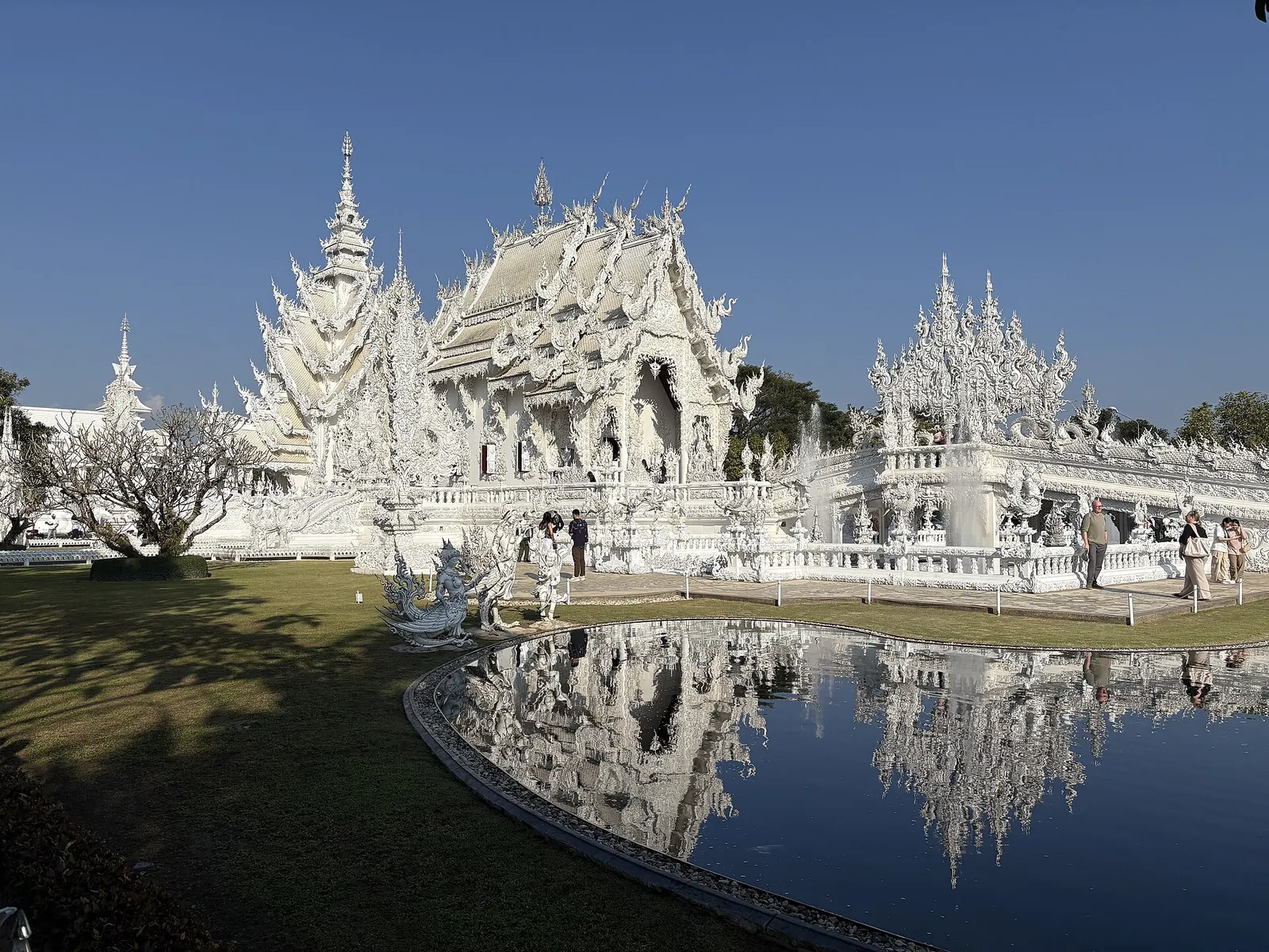 Wat Rong Khun, il Tempio Bianco di Chiang Rai Il Wat Rong Khun, il Tempio Bianco di Chiang Rai in Thailandia, con le sue guglie bianche riflesse nello stagno
