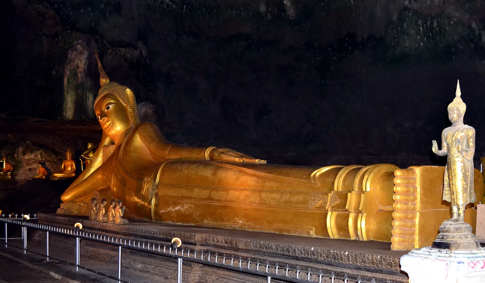 Wat Suwan Kuha, la grotta del Buddha Il Buddha sdraiato all'interno della grotta del tempio di Wat Suwan Kuha, detta Monkey Cave, nella provincia di Phang Nga in Thailandia