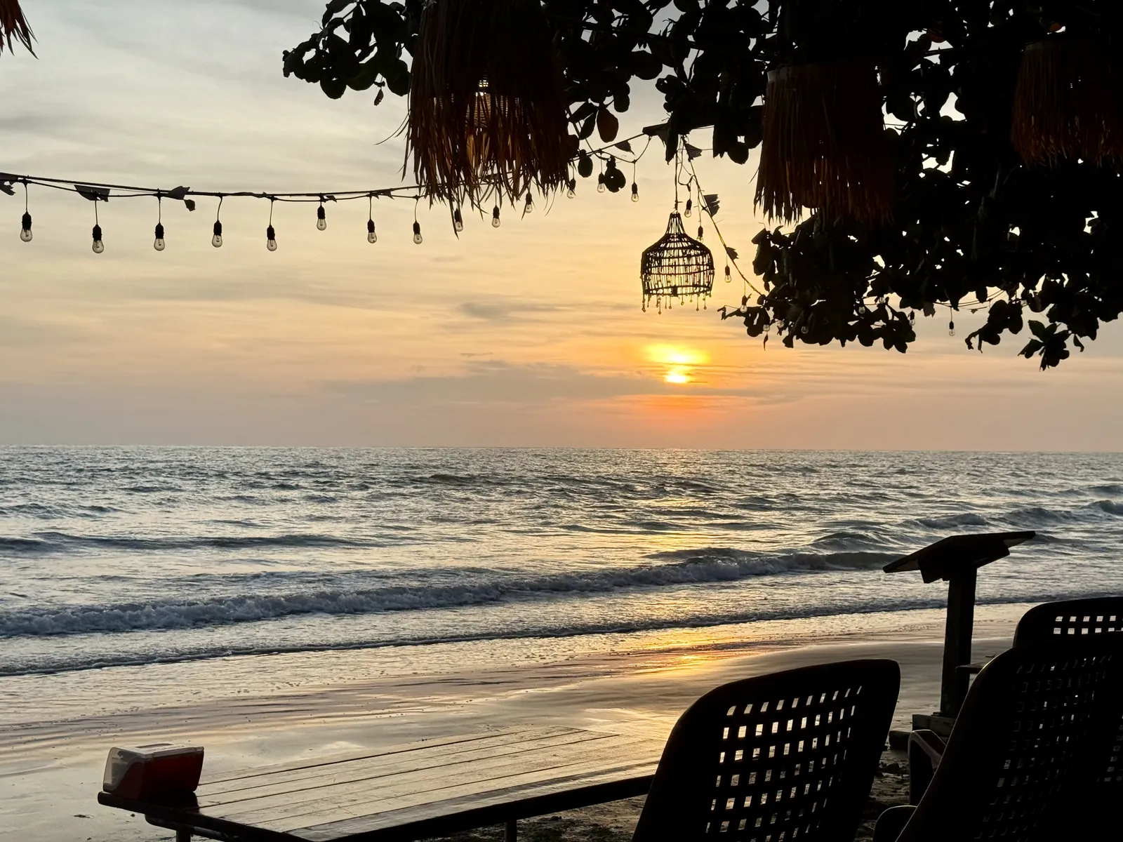White Sand Beach, Koh Chang Tramonto sulla White Sand Beach di Koh Chang in Thailandia, con palme e mare calmo